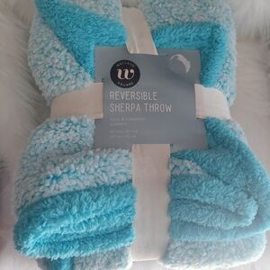 Reversible Sherpa Throw - Blue and White
